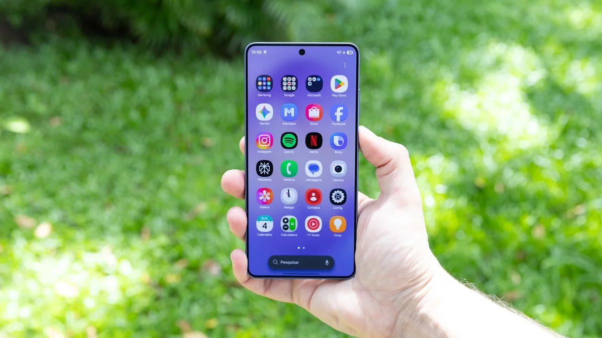Galaxy S27 Ultra terá tela que "cura" riscos e arranhões sozinha, diz leaker