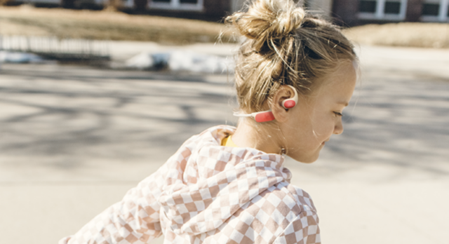 JBL Junior Free chega ao Brasil com áudio open-ear e limite de 85 dB para crianças