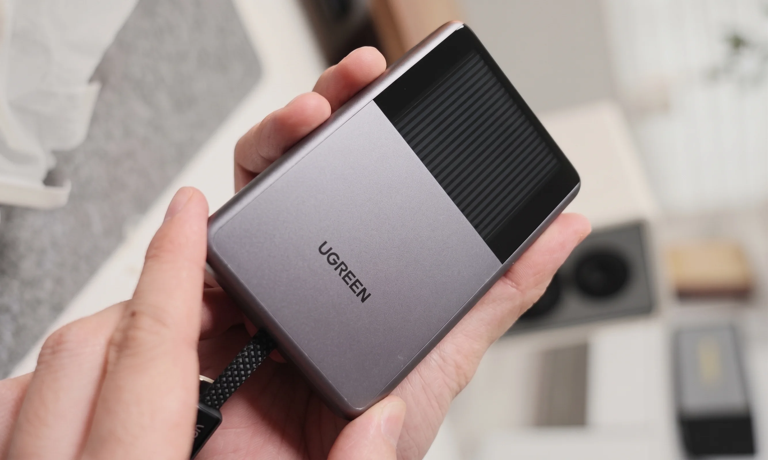 Novo power bank com refrigeração líquida é transparente e mostra o líquido mexendo; veja