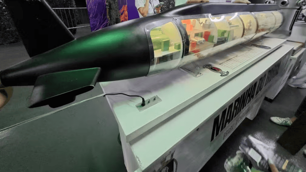 O navio de guerra que virou fliperama na Rio Innovation Week
