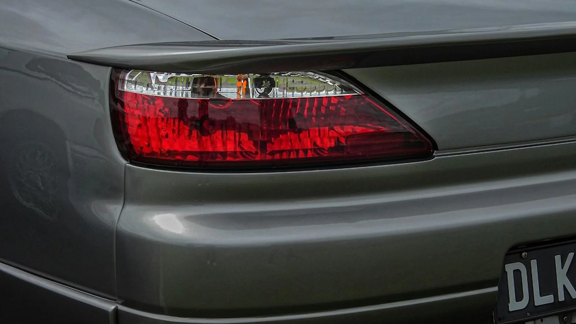 Por que alguns carros têm luz de ré só de um lado? Veja o que diz a lei