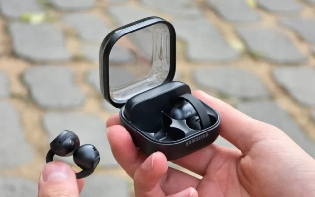 Samsung lança Galaxy Buds On, seus novos fones de ouvido com design aberto